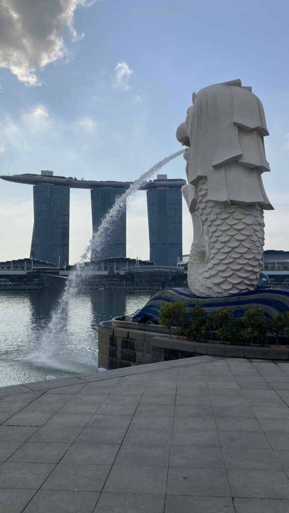マリーナベイサンズとマーライオンの組み合わせはシンガポールの象徴