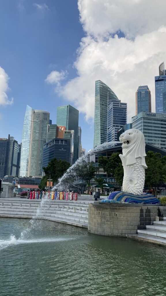 マーライオンとビル群