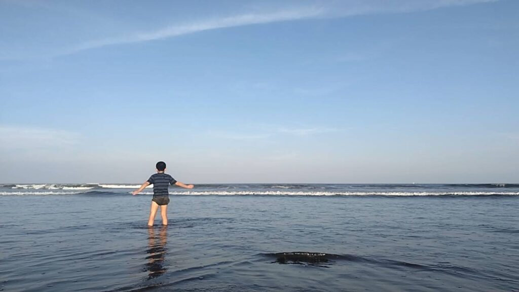 グランマーレ茨城大洗から数分歩くだけで海に到着。ひざ下まで海に入って楽しむ息子の様子。
