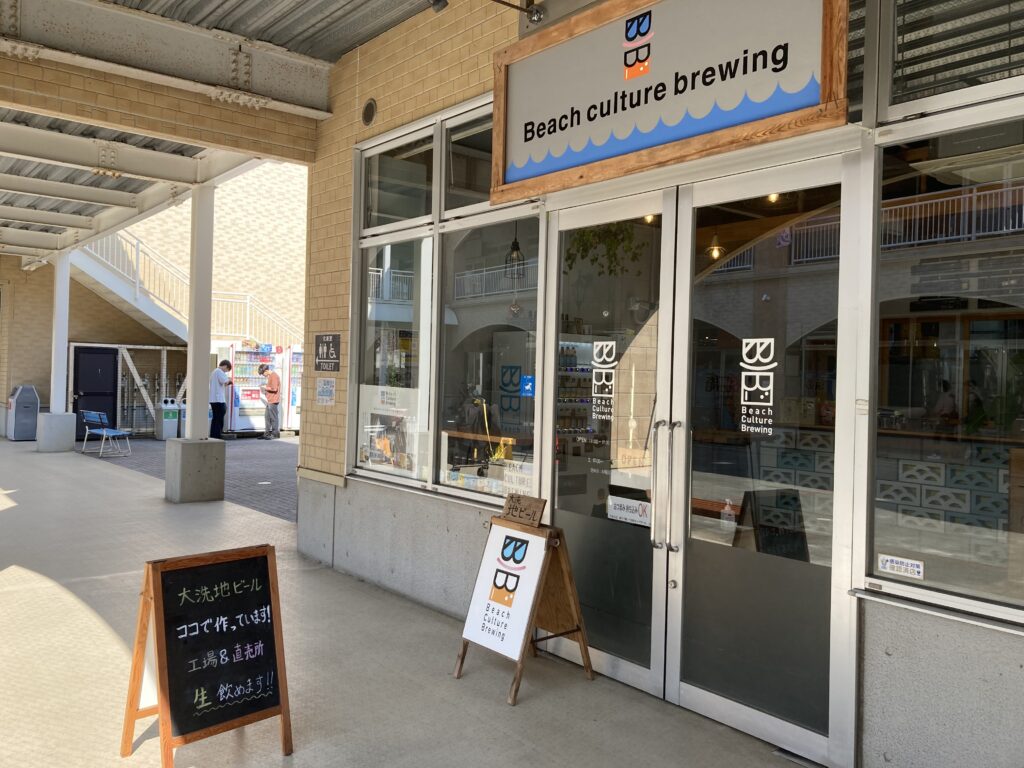 お店の入り口の写真。店内がよく見える大きなガラスのドア。