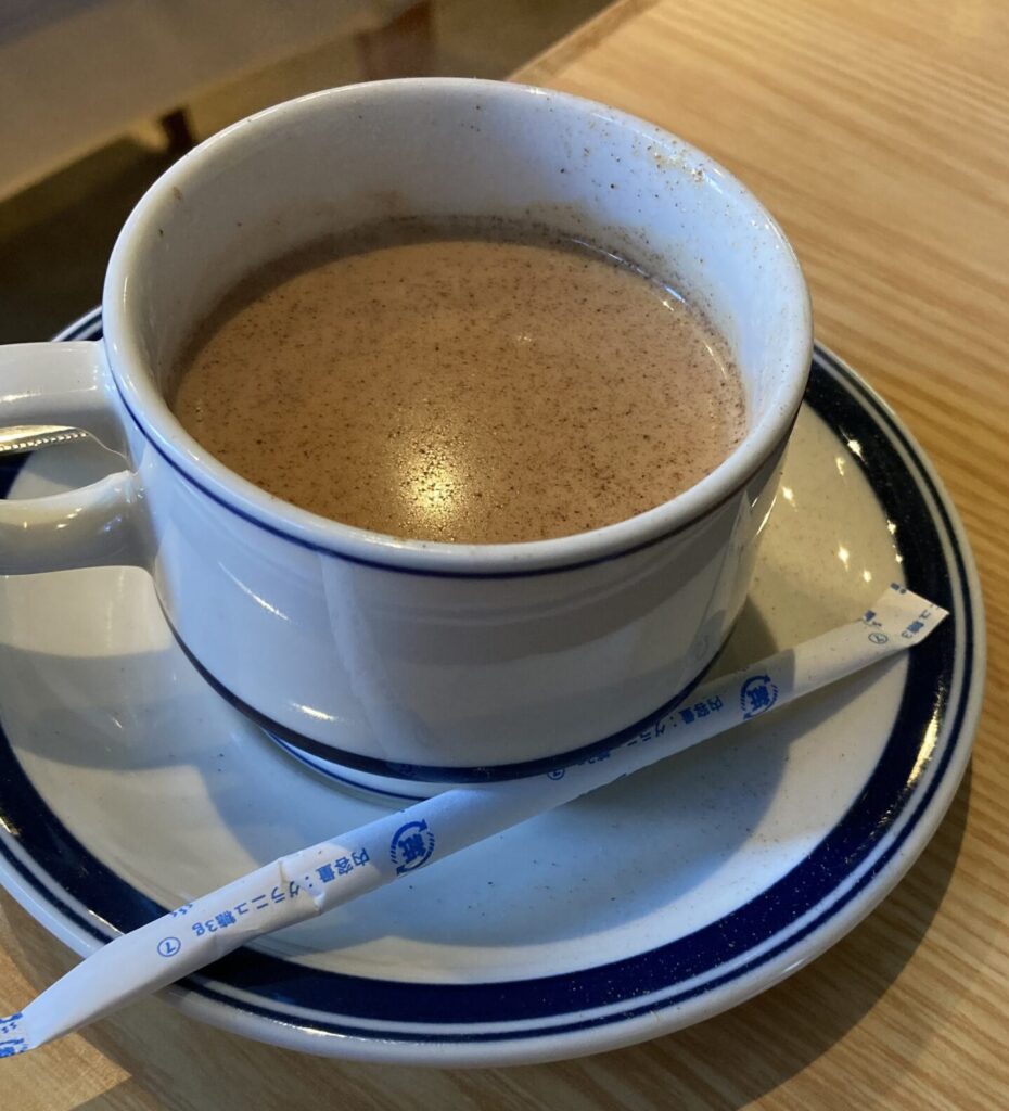 ホッとするお味のマサラチャイ。スパイスが振りかけてあるように見えます。