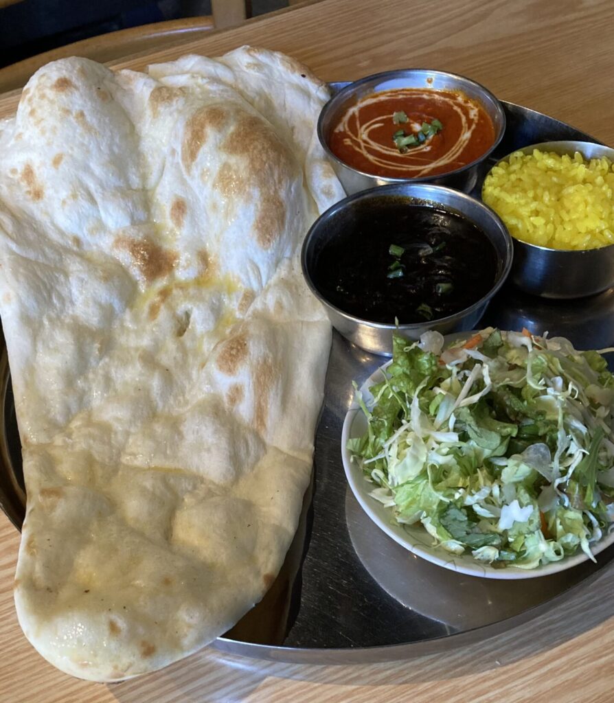 カレー２種、サラダ、ナン＋ライス、ソフトドリンクのランチセット。税込1000円。ナンは銀のプレートからはみ出るほど大きい！