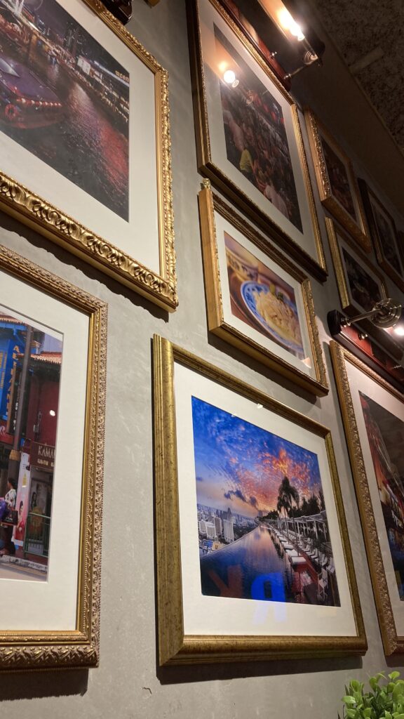 お店の壁一面にシンガポールの写真がいっぱい飾られています。