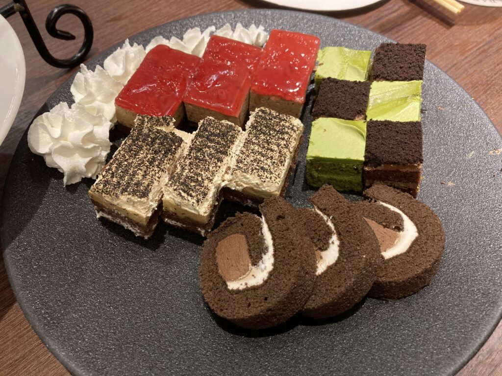黒い丸皿の上にスイーツ5種の盛り合わせ+生クリーム