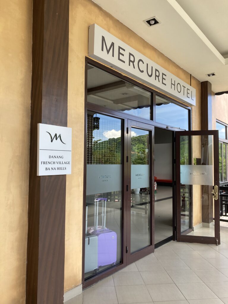 入り口の上に大きく「MERCURE HOTEL 」の看板。横の柱にも「DANANG FRENCH VILLAGE BA NA HILLS」の文字
